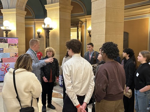 Legislator chat in the Rotunda
